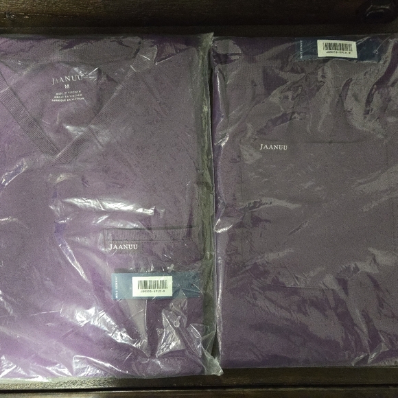 Jaanuu Scrub Set - Plum (2 pocket VNeck Scrub Top + Joggers) Medium Reg - Picture 2 of 4